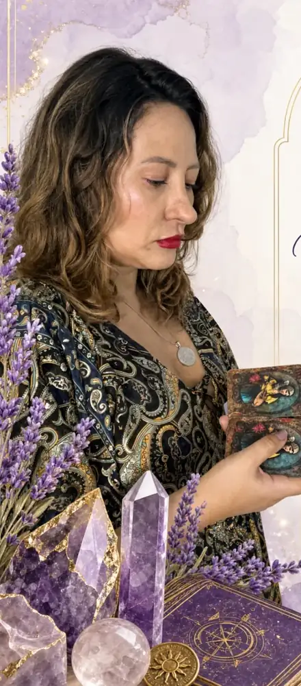 Vanessa Sberve segurando cartas do Baralho Cigano, entre cristais e lavanda